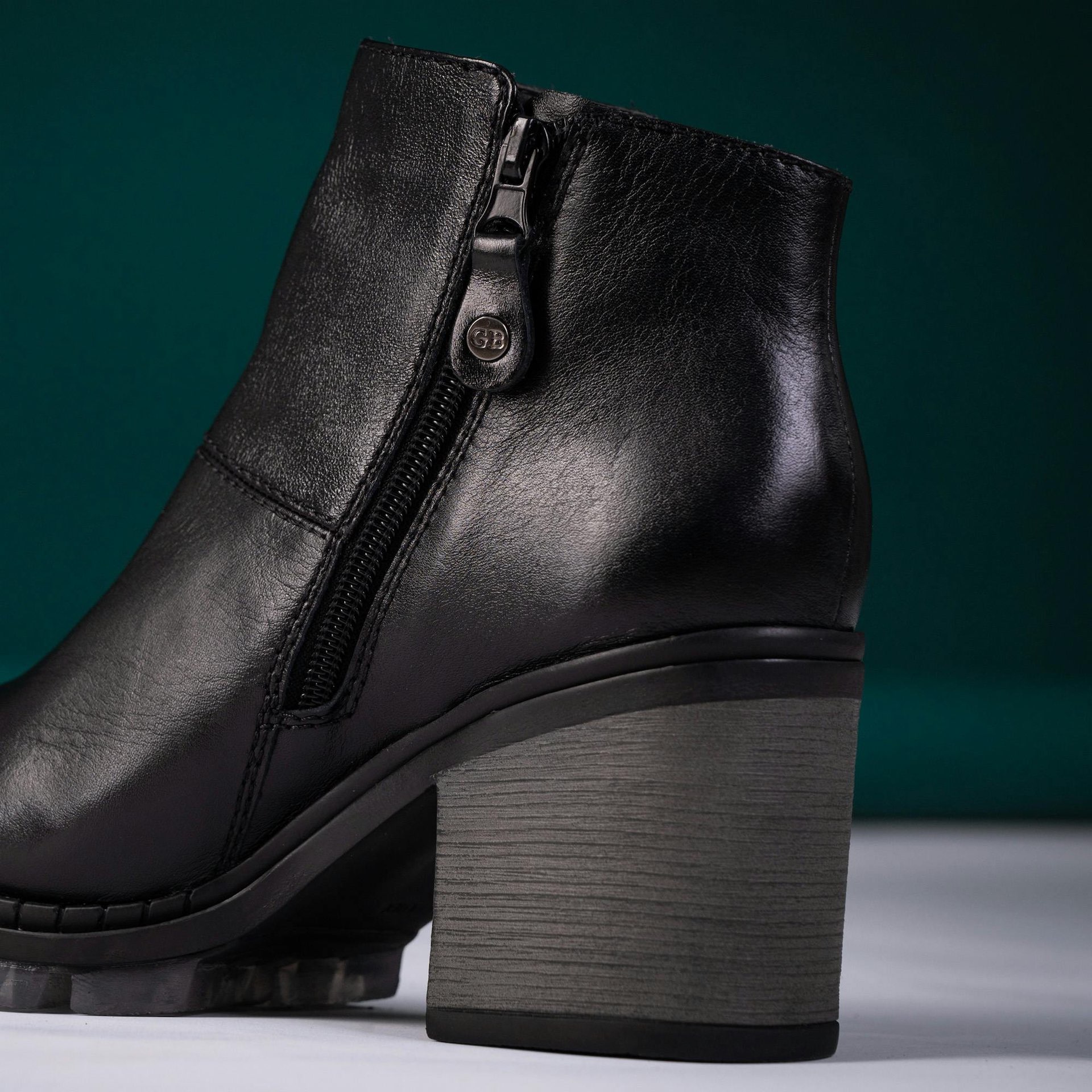 Heels, Leather, And Attention: Dating With A Shoe Or Boot Kink